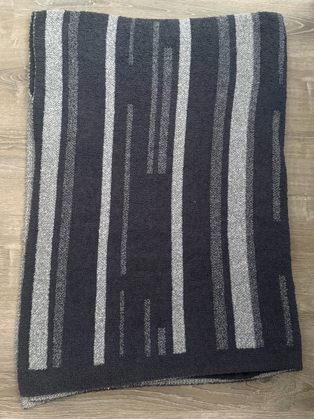 Grey and white warm throw blanket (78"x55")